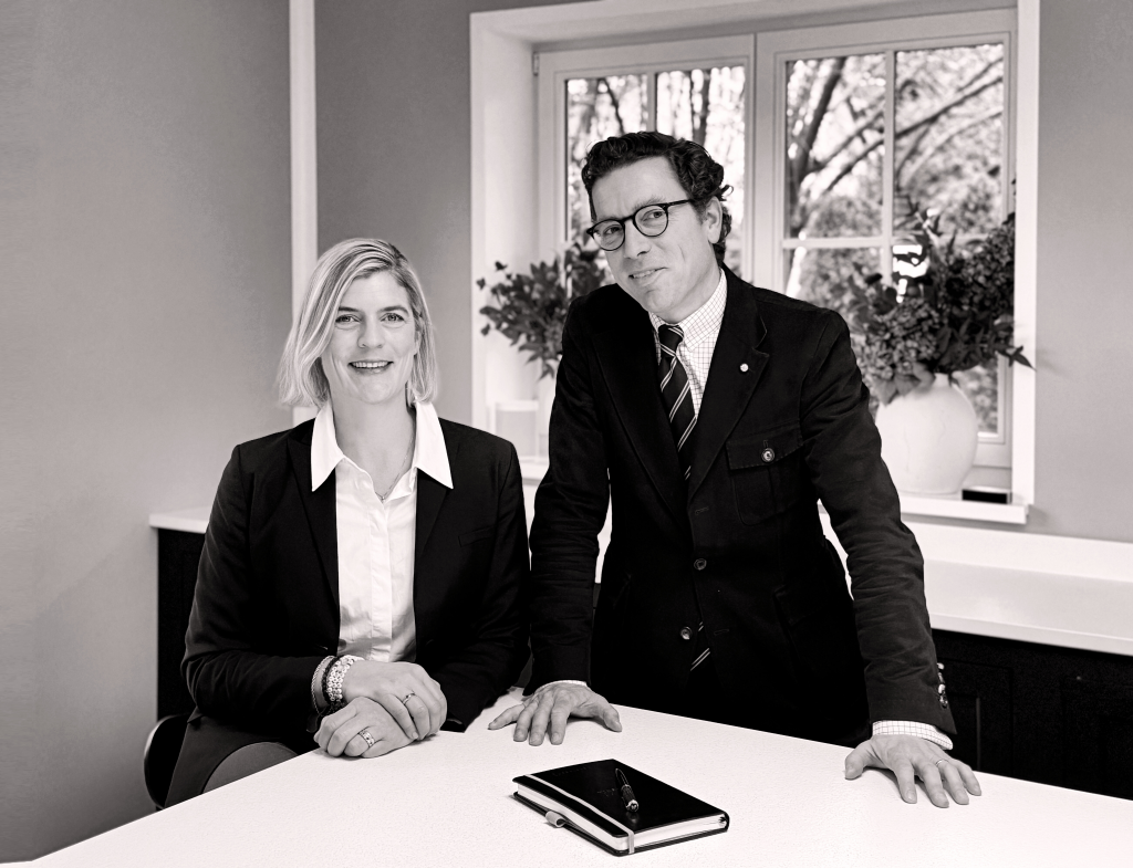 Dr. Sophie und Max von Mettenheim lächelnd am Tisch