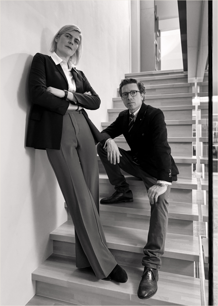 Dr. Sophie von Mettenheim (stehend), Maximilian von Mettenheim (sitzend) auf einer Treppe